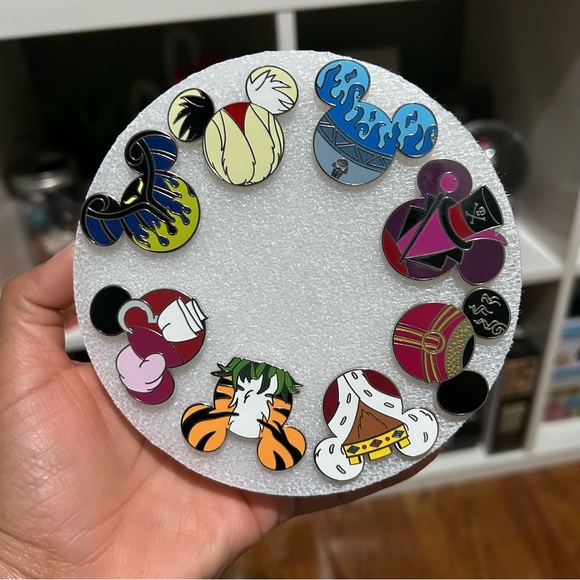 Disney Villains Mystery Trading Pins/ Set of 8 pins - Picture 1 of 6